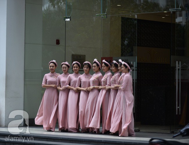 Hot: Những hình ảnh đầu tiên về đám hỏi bí mật của Á hậu Thanh Tú với chồng đại gia U40