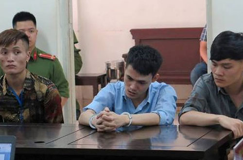 Thanh niên bắn chết người bỗng ngờ nghệch trước tòa