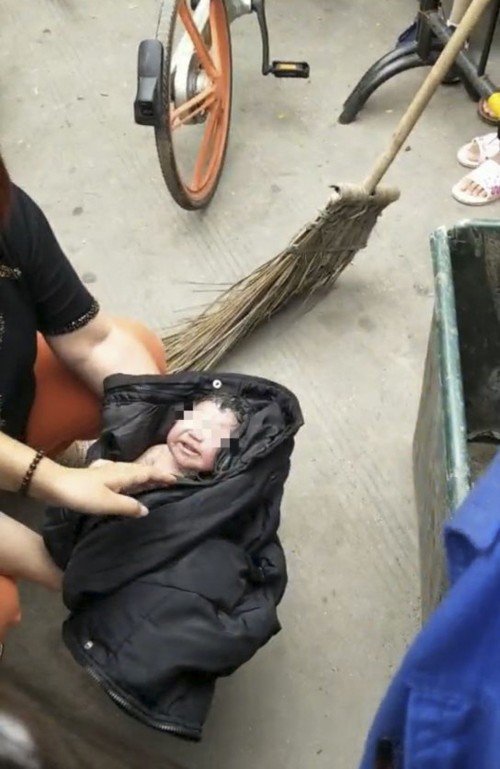 Bé sơ sinh thoát chết sau khi bị mẹ nhét giấy vào mồm, vứt trong thùng rác