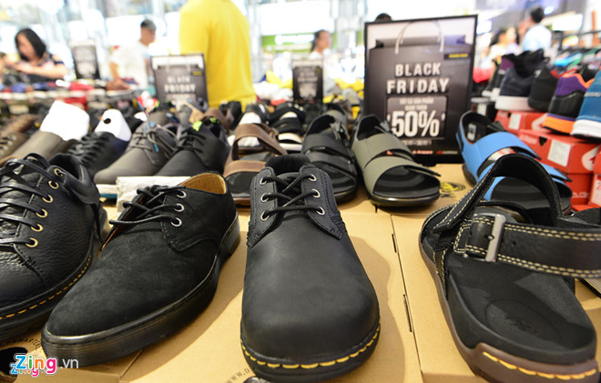 Cửa hàng ở Sài Gòn ùn ùn khuyến mãi từ nửa tháng trước Black Friday