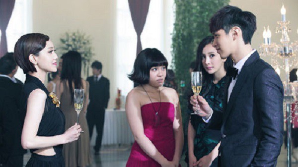 Thấy bạn trai thân mật với tình cũ, cô gái vẫn mỉm cười cho đến khi tiệc tàn thì lạnh lùng chốt hạ bằng 4 từ