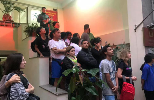 Khách sạn giữa phố cổ Hà Nội bốc cháy, nhiều du khách tháo chạy