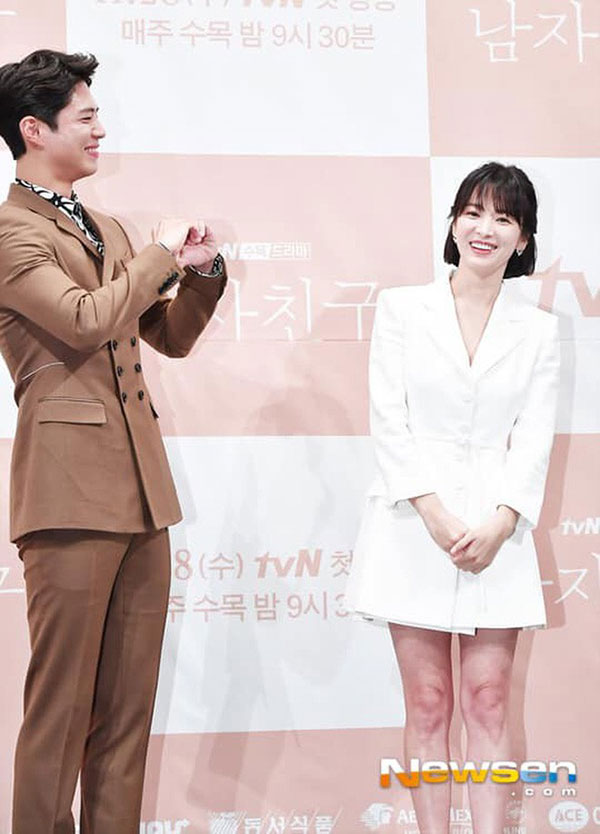 Mặc váy ngắn để trông trẻ trung nhưng tiếc là Song Hye Kyo lại vô tình lộ đôi chân kém mịn màng