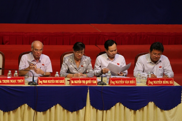 Người phụ nữ ném giày kiến nghị tại buổi tiếp xúc cử tri Thủ Thiêm