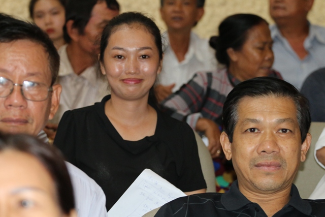 Người phụ nữ ném giày kiến nghị tại buổi tiếp xúc cử tri Thủ Thiêm