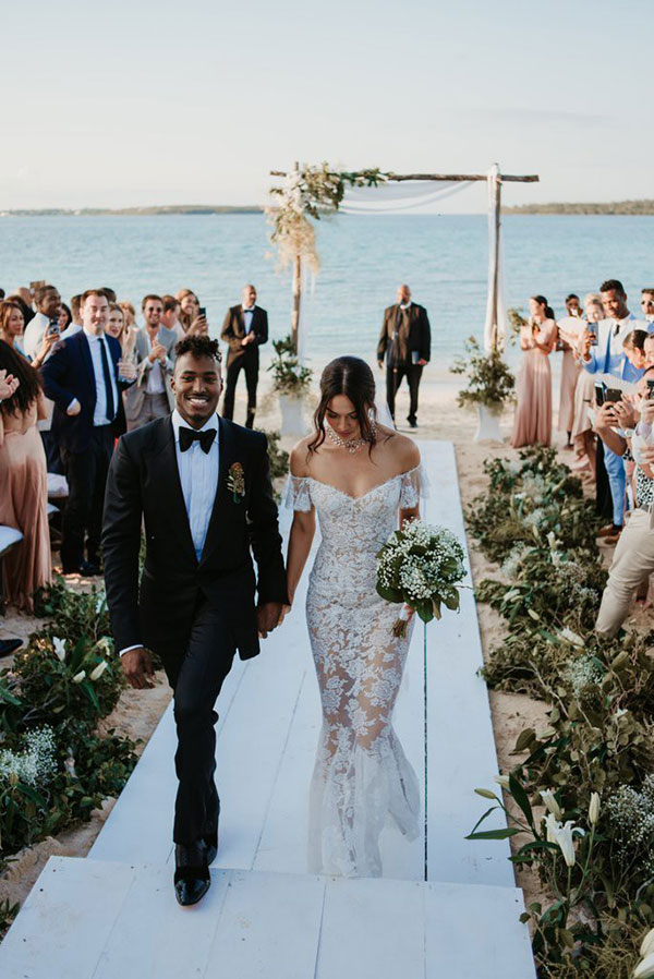 11 chiếc váy cưới đình đám nhất năm 2018: chiếc khoét lưng để khoe sẹo của cô dâu, chiếc đơn giản mà sang trọng tột cùng