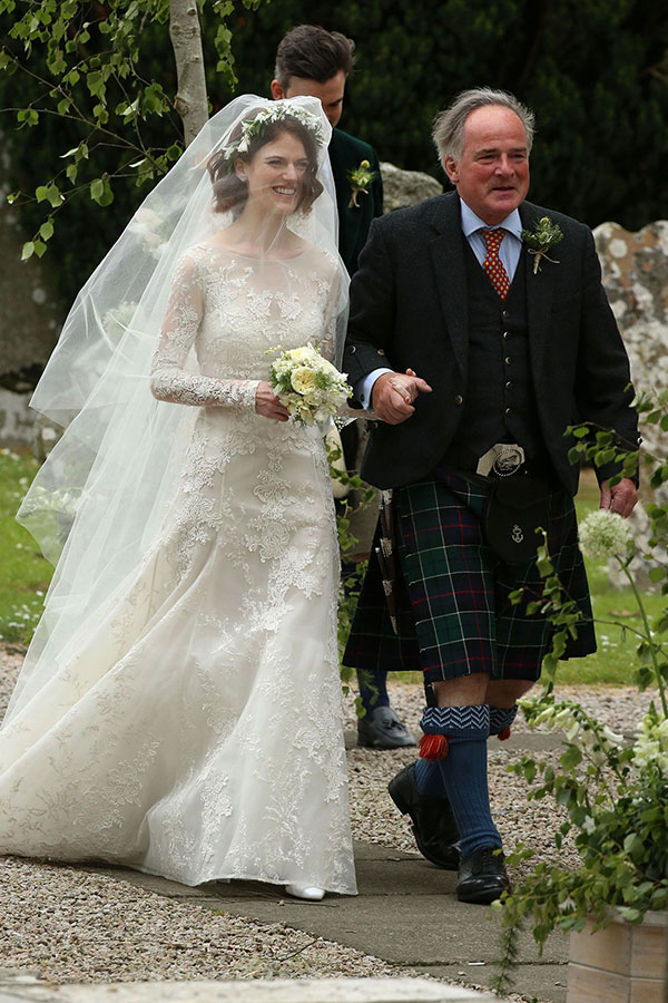 11 chiếc váy cưới đình đám nhất năm 2018: chiếc khoét lưng để khoe sẹo của cô dâu, chiếc đơn giản mà sang trọng tột cùng