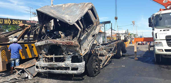 Vụ xe bồn gây tai nạn kinh hoàng: Mẹ vẫn ôm chặt 2 con khi tử vong!