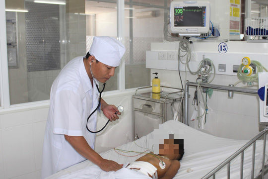 Hy hữu bé trai 6 tuổi bị máy cỏ cắt thủng bụng