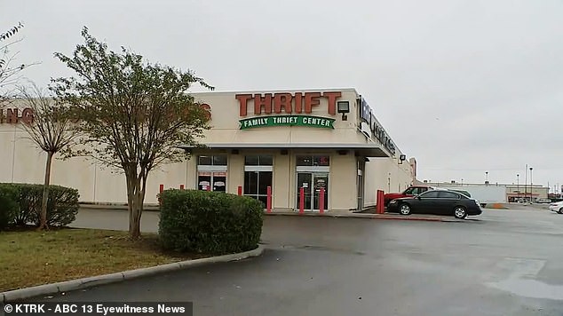 Để hai con trong xe rồi đi mua sắm, người bố không ngờ quay lại đã nghe con gái khóc và thú nhận chuyện khủng khiếp