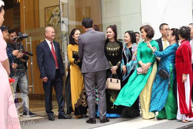 Cuối cùng chú rể của Á hậu Thanh Tú lộ diện, hóa ra lại là đại gia quen mặt đình đám trong giới doanh nhân Việt Nam