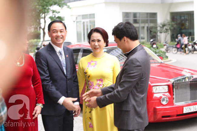 Cuối cùng chú rể của Á hậu Thanh Tú lộ diện, hóa ra lại là đại gia quen mặt đình đám trong giới doanh nhân Việt Nam