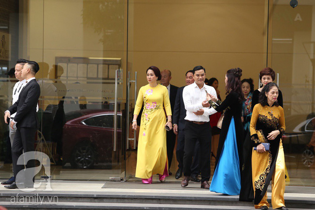 Cuối cùng chú rể của Á hậu Thanh Tú lộ diện, hóa ra lại là đại gia quen mặt đình đám trong giới doanh nhân Việt Nam