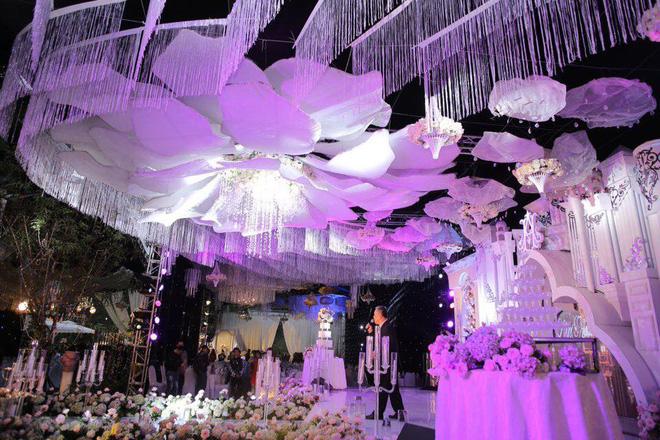 Choáng với số vàng nặng trĩu cô dâu đeo trong đám cưới chi 2,5 tỷ tiền bắc rạp Choáng với số vàng nặng trĩu cô dâu đeo trong đám cưới chi 2,5 tỷ tiền bắc rạp