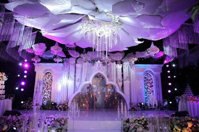 Choáng với số vàng nặng trĩu cô dâu đeo trong đám cưới chi 2,5 tỷ tiền bắc rạp Choáng với số vàng nặng trĩu cô dâu đeo trong đám cưới chi 2,5 tỷ tiền bắc rạp