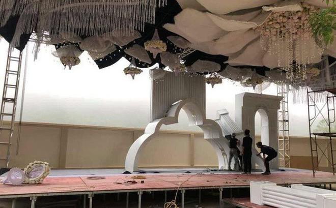 Choáng với số vàng nặng trĩu cô dâu đeo trong đám cưới chi 2,5 tỷ tiền bắc rạp Choáng với số vàng nặng trĩu cô dâu đeo trong đám cưới chi 2,5 tỷ tiền bắc rạp