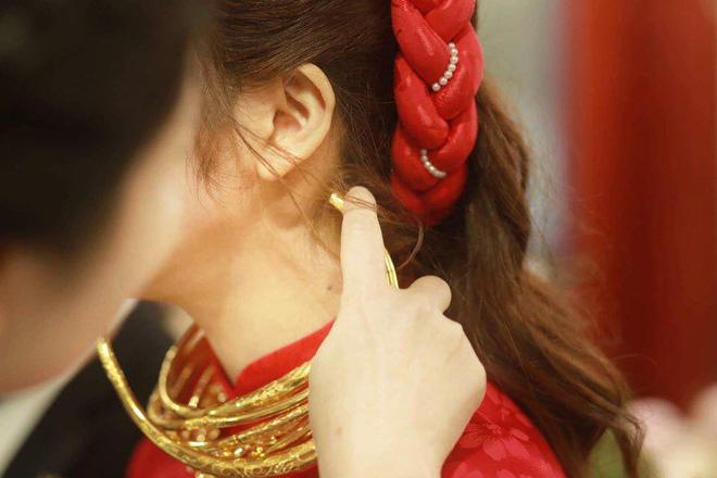 Choáng với số vàng nặng trĩu cô dâu đeo trong đám cưới chi 2,5 tỷ tiền bắc rạp Choáng với số vàng nặng trĩu cô dâu đeo trong đám cưới chi 2,5 tỷ tiền bắc rạp