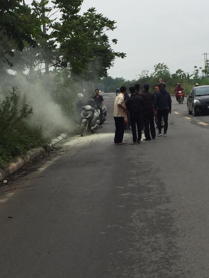 Hà Nội: Xe SH bất ngờ bốc cháy giữa đường vì để pin dự phòng trong cốp