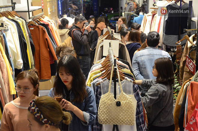 Tối ngày Black Friday ở Hà Nội: Đường phố tắc nghẽn vì bão sale chưa hạ nhiệt