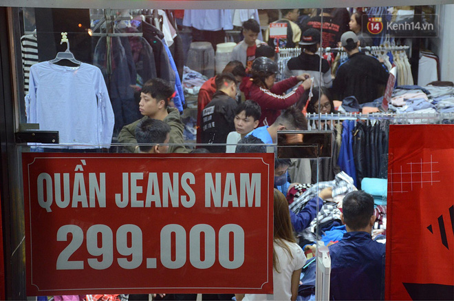 Tối ngày Black Friday ở Hà Nội: Đường phố tắc nghẽn vì bão sale chưa hạ nhiệt