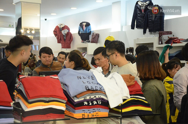 Tối ngày Black Friday ở Hà Nội: Đường phố tắc nghẽn vì bão sale chưa hạ nhiệt