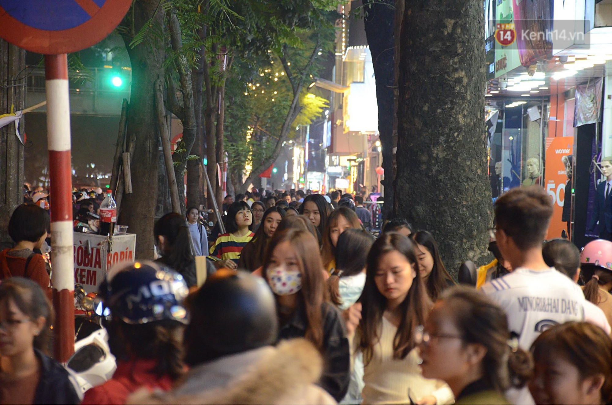 Tối ngày Black Friday ở Hà Nội: Đường phố tắc nghẽn vì bão sale chưa hạ nhiệt