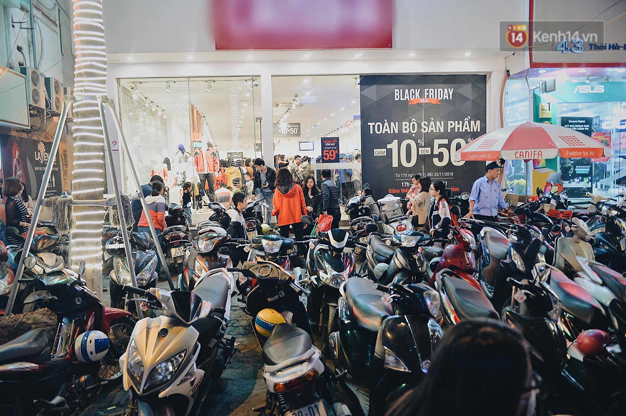 Tối ngày Black Friday ở Hà Nội: Đường phố tắc nghẽn vì bão sale chưa hạ nhiệt