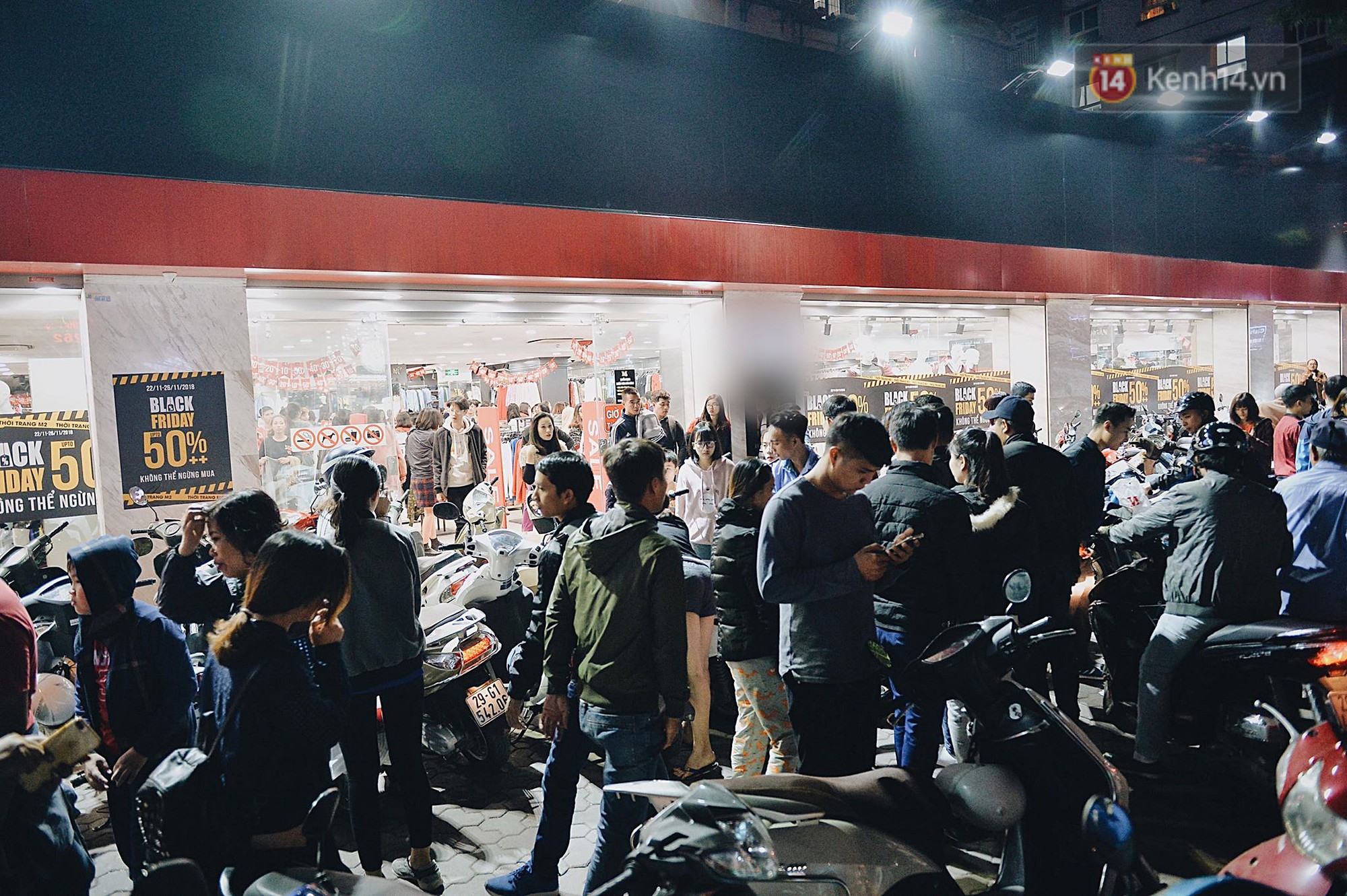 Tối ngày Black Friday ở Hà Nội: Đường phố tắc nghẽn vì bão sale chưa hạ nhiệt
