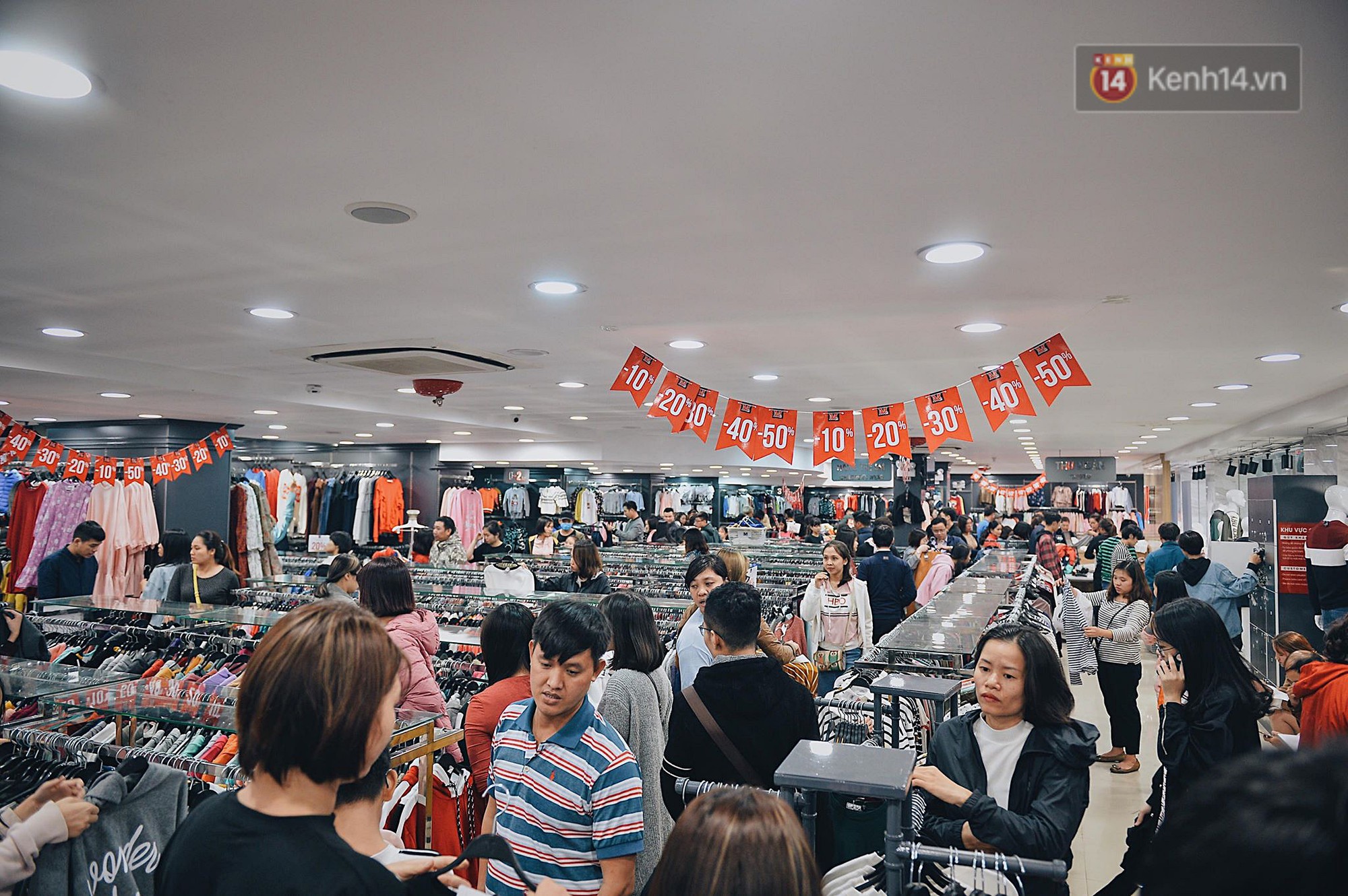 Tối ngày Black Friday ở Hà Nội: Đường phố tắc nghẽn vì bão sale chưa hạ nhiệt