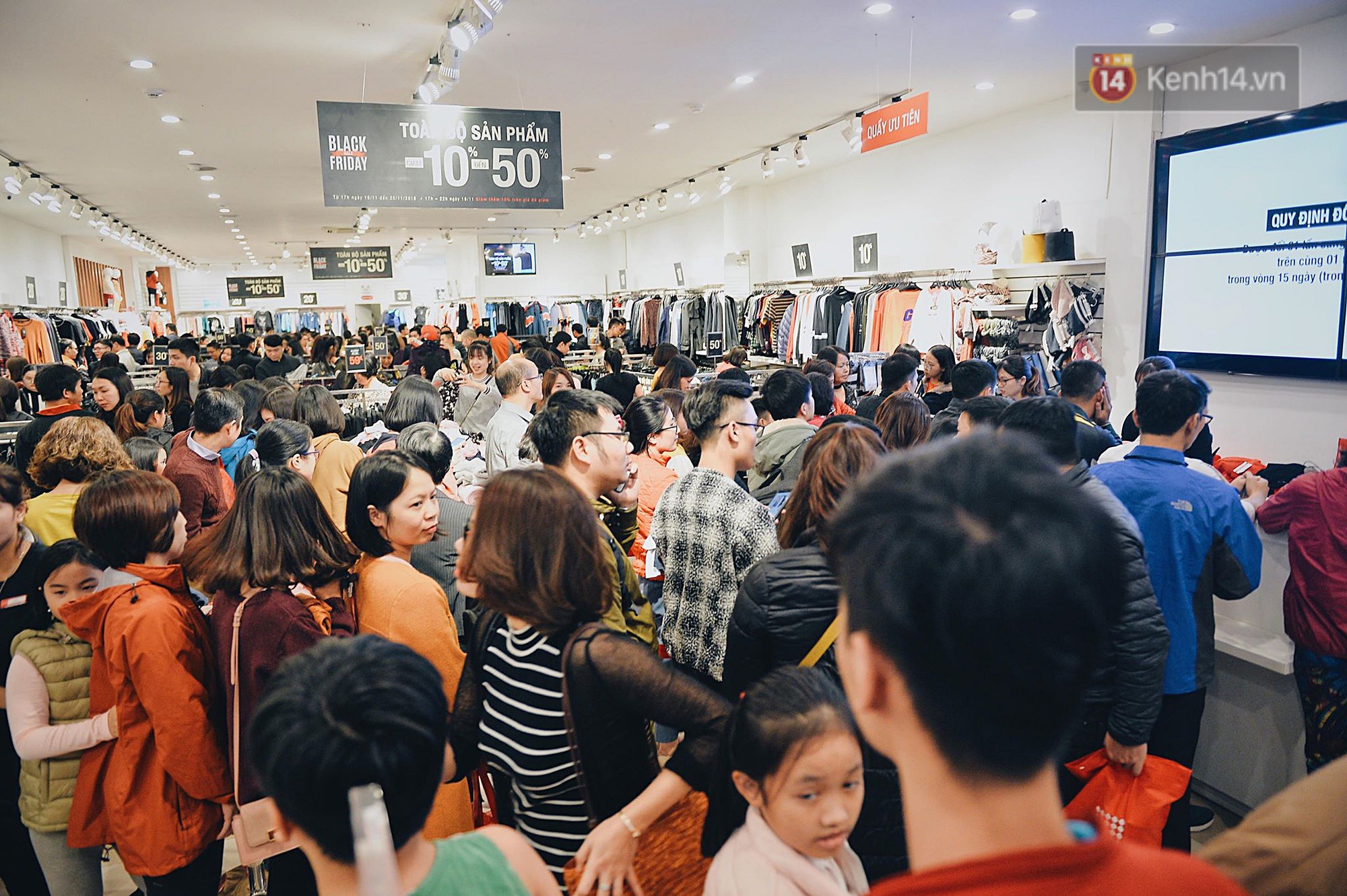 Tối ngày Black Friday ở Hà Nội: Đường phố tắc nghẽn vì bão sale chưa hạ nhiệt