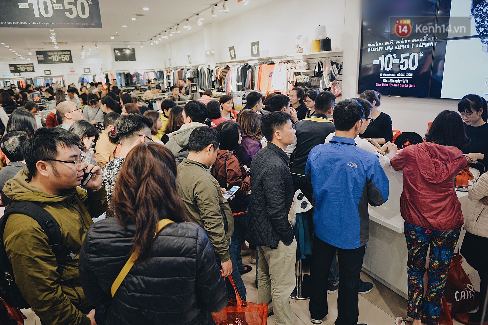 Tối ngày Black Friday ở Hà Nội: Đường phố tắc nghẽn vì bão sale chưa hạ nhiệt