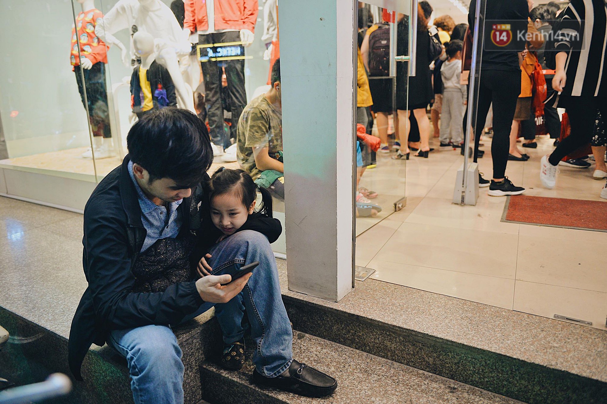 Tối ngày Black Friday ở Hà Nội: Đường phố tắc nghẽn vì bão sale chưa hạ nhiệt