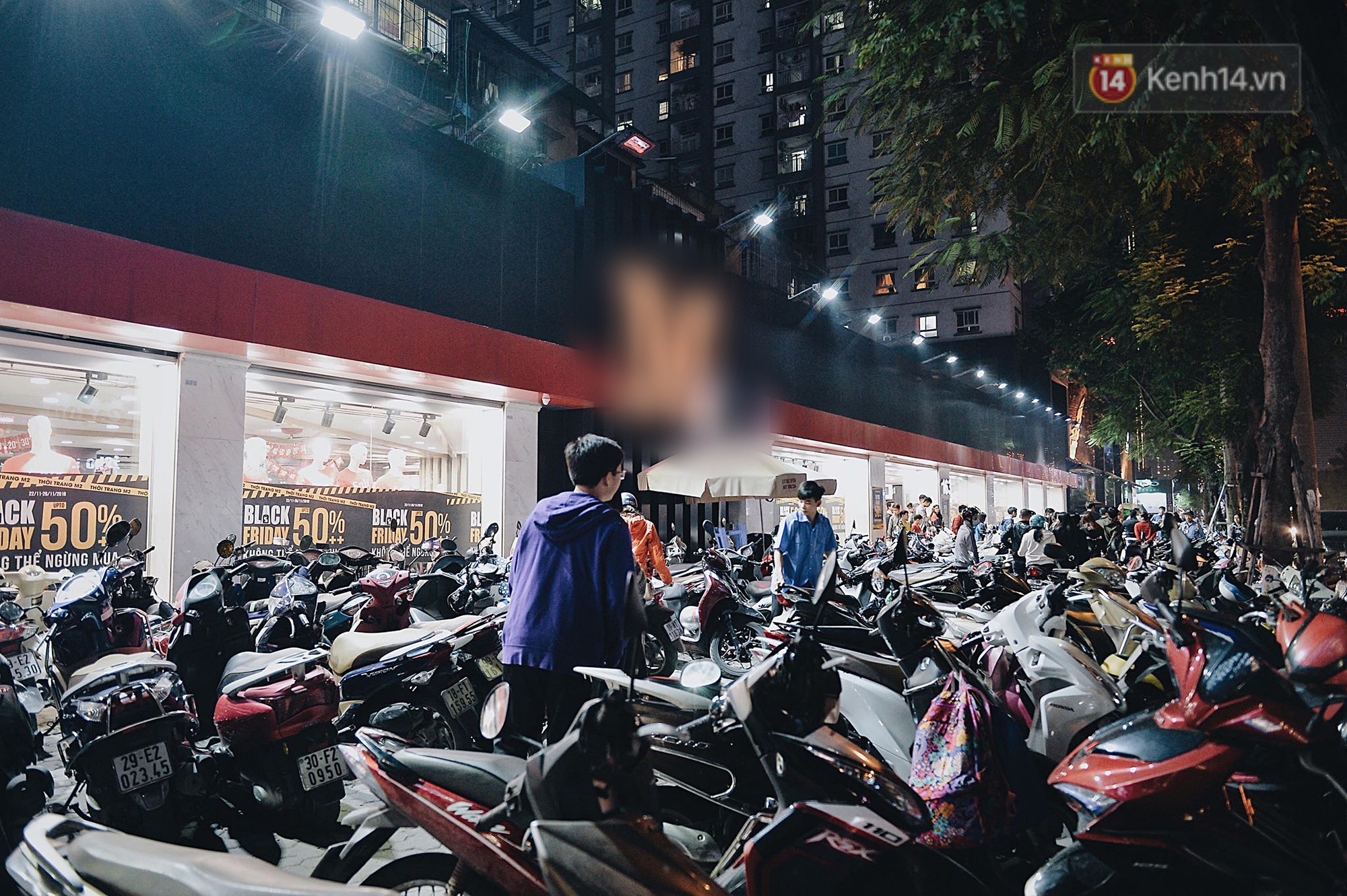 Tối ngày Black Friday ở Hà Nội: Đường phố tắc nghẽn vì bão sale chưa hạ nhiệt