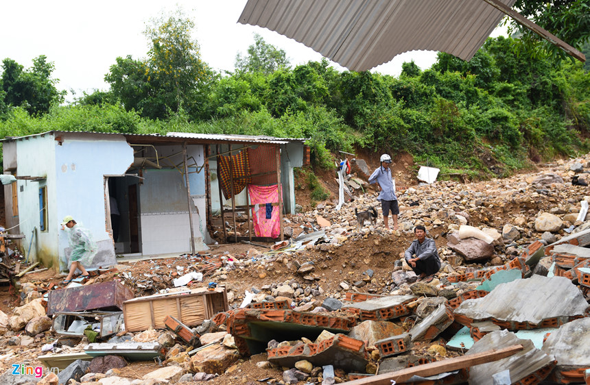 Dân tá túc trường học, trạm biên phòng tránh bão số 9 - Usagi