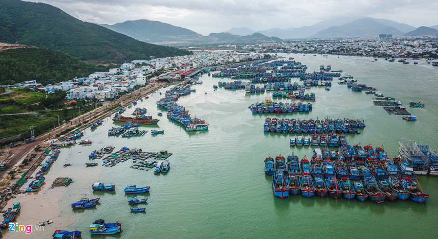 Dân tá túc trường học, trạm biên phòng tránh bão số 9 - Usagi