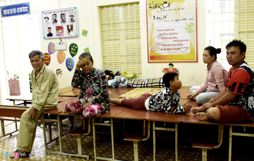 Dân tá túc trường học, trạm biên phòng tránh bão số 9 - Usagi