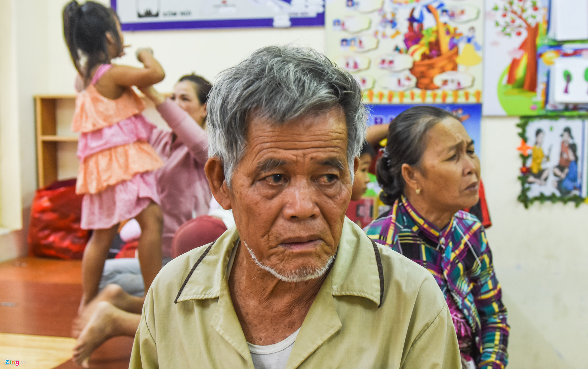 Dân tá túc trường học, trạm biên phòng tránh bão số 9 - Usagi