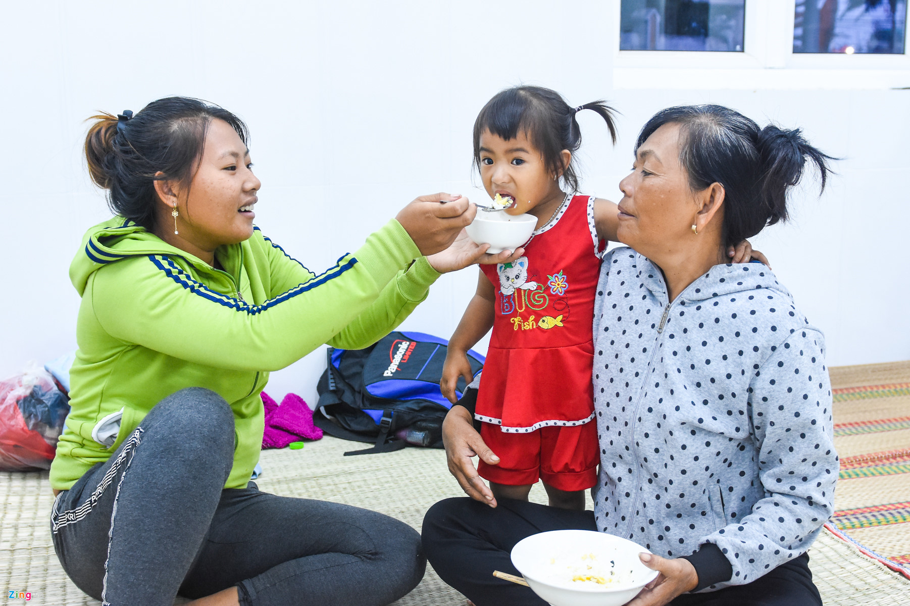 Dân tá túc trường học, trạm biên phòng tránh bão số 9 - Usagi