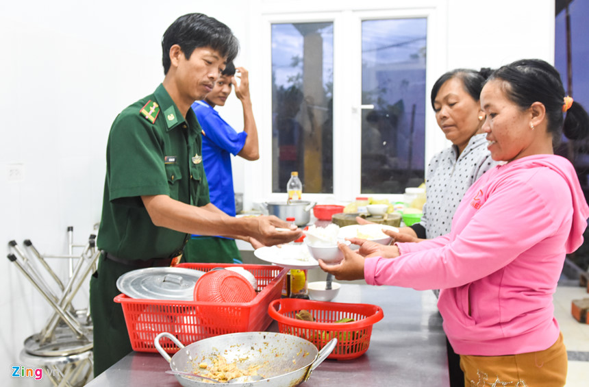 Dân tá túc trường học, trạm biên phòng tránh bão số 9 - Usagi