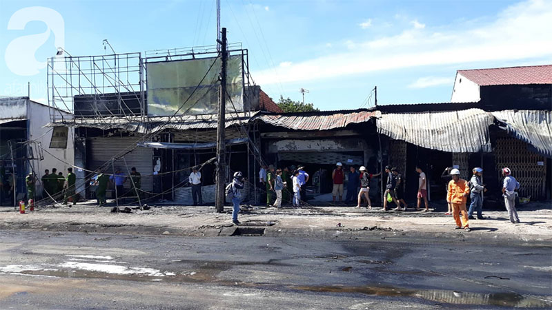 Nghẹn lòng cảnh chồng đưa thi thể vợ và 2 con nhỏ về quê sau vụ cháy xe bồn chở xăng ở Bình Phước