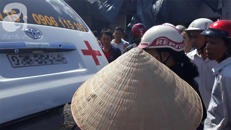 Nghẹn lòng cảnh chồng đưa thi thể vợ và 2 con nhỏ về quê sau vụ cháy xe bồn chở xăng ở Bình Phước