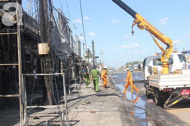 Nghẹn lòng cảnh chồng đưa thi thể vợ và 2 con nhỏ về quê sau vụ cháy xe bồn chở xăng ở Bình Phước