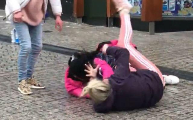 Hy hữu: Cô gái lao vào đánh ghen kịch liệt khi thấy mẹ ruột cặp với chính bạn trai mình