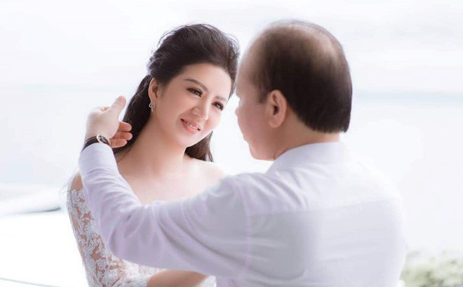 Nữ ca sỹ lấy Thứ trưởng Bộ Tài chính hơn 17 tuổi hé lộ cuộc sống vợ chồng son Nữ ca sỹ lấy Thứ trưởng Bộ Tài chính hơn 17 tuổi hé lộ cuộc sống vợ chồng son