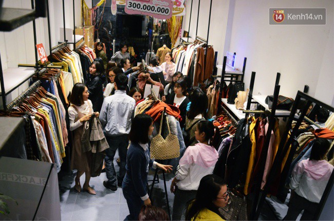 Tránh cảnh giành giật, người dân Hà Nội và Sài Gòn đã đổ xô săn hàng giảm giá trước ngày Black Friday