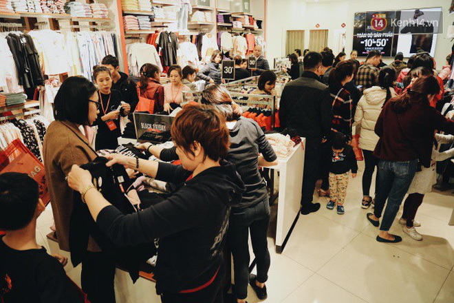Tránh cảnh giành giật, người dân Hà Nội và Sài Gòn đã đổ xô săn hàng giảm giá trước ngày Black Friday
