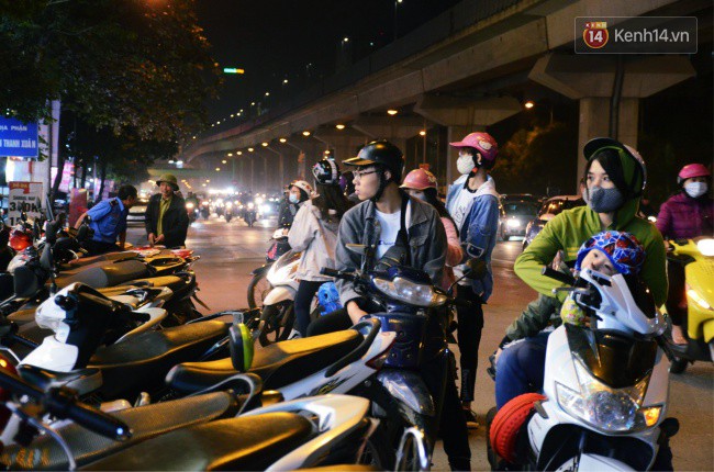 Tránh cảnh giành giật, người dân Hà Nội và Sài Gòn đã đổ xô săn hàng giảm giá trước ngày Black Friday