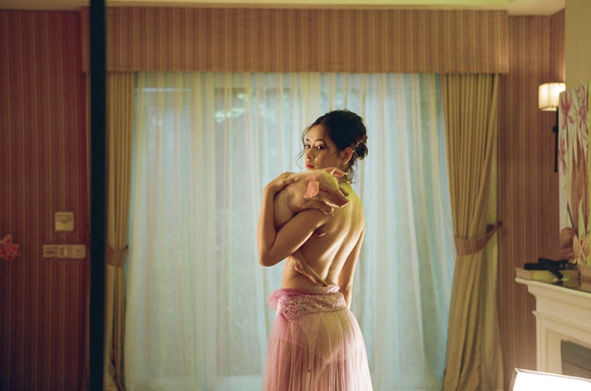 Chi Pu gây tranh cãi trái chiều vì cảnh bán nude trong MV mới