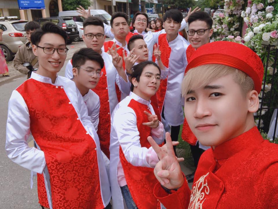 Vừa than ế tháng trước, tháng này Vlogger Huy Cung đã đăng ảnh đám hỏi và thông báo cuối năm cưới vợ