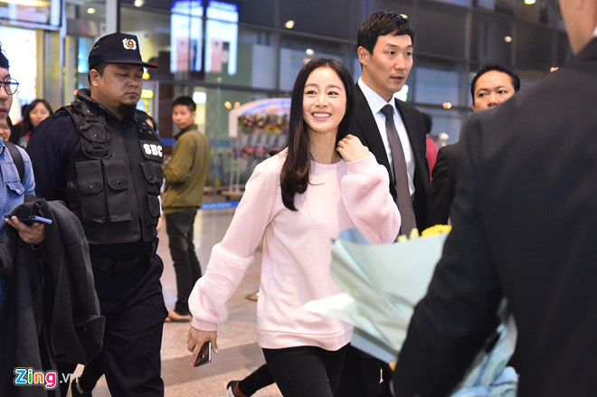Kim Tae Hee rạng rỡ chào fan Việt khi tới Hà Nội lúc tối muộn